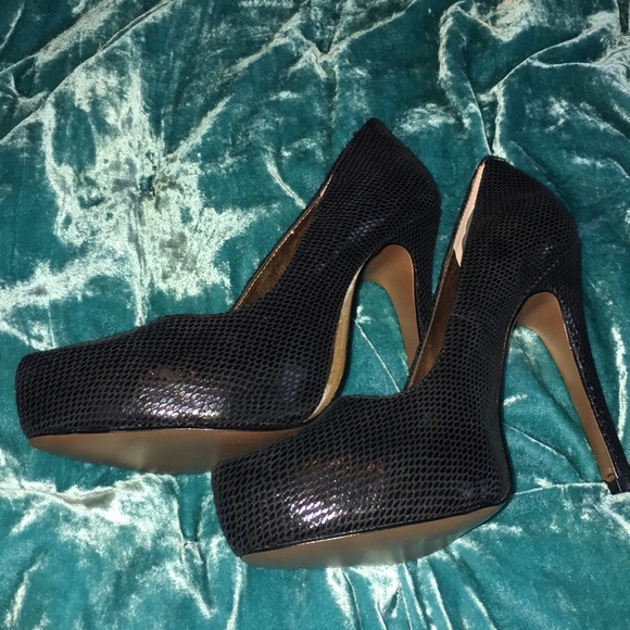 BCBG pumps NWOT - Picture 2 of 4